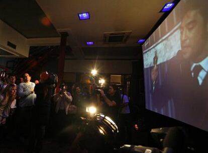 Actores y directores celebran en el teatro Infanta Isabel, rodeados de periodistas, la concesión del Oscar a Javier Bardem.