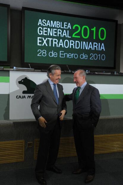 Miguel Blesa (izquierda) con su sustituto en Caja Madrid, Rodrigo Rato.