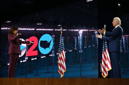 Kamala Harris, senadora y la candidata demócrata a la vicepresidencia, y el exvicepresidente y candidato presidencial demócrata, Joe Biden, se felicitan al final de la tercera jornada de la Convención Nacional Demócrata.