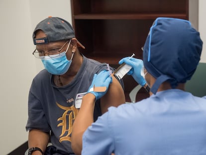 Un voluntario participa en el ensayo clínico de la vacuna de Moderna en EE UU.