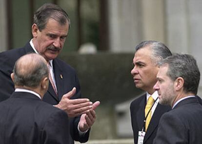 El presidente de México, Vicente Fox, conversa con Rafael Macedo de la Concha (a la derecha de la foto).