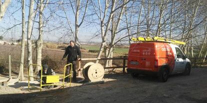 Instaladores de Adamo despliegan fibra en una zona rural.