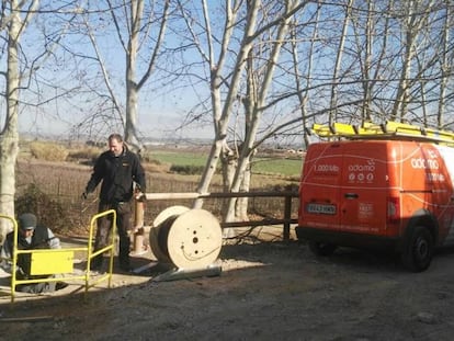 Instaladores de Adamo despliegan fibra en una zona rural.