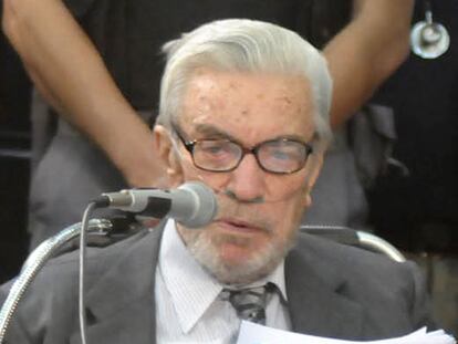 Antonio Bussi declara ante una corte federal en 2008.