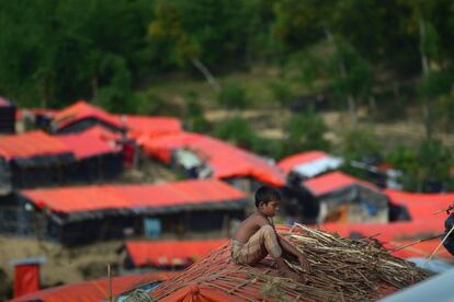 Un niño rohingya en uno de los tejados de las casas de acogida en Ukhia (Bangladés).