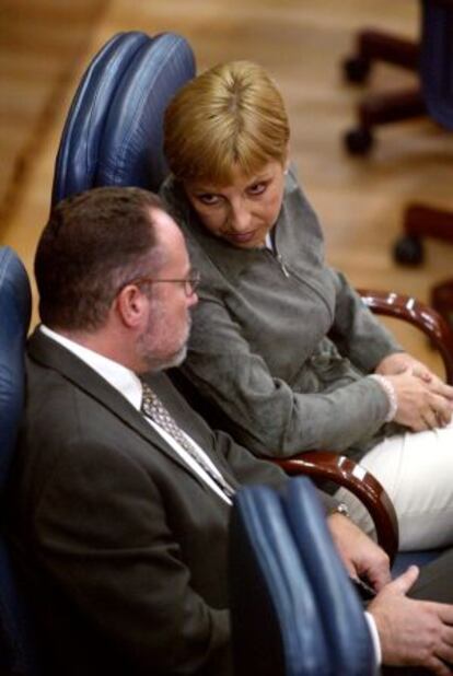 Los diputados tránsfugas, Eduardo Tamayo ( i) y María Teresa Sáez, sentados en sus escaños del grupo Mixto, durante un pleno de la Asamblea de Madrid en 2003.
