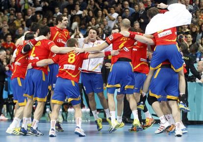 Los jugadores de la selección celebran el triunfo ante Eslovenia.