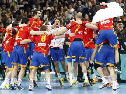 Los jugadores de la selección celebran el triunfo ante Eslovenia.