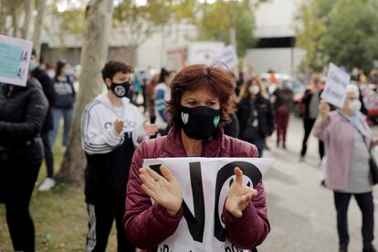 Una manifestante protesta contra las medidas del gobierno regional madrileño, a principios de octubre.