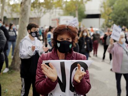 Una manifestante protesta contra las medidas del gobierno regional madrileño, a principios de octubre.