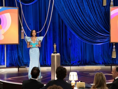 La actriz Regina King  presenta el Oscar a Mejor guion adaptado durante la retransmisión de la 93ª edición de los premios Oscar desde Los Ángeles.