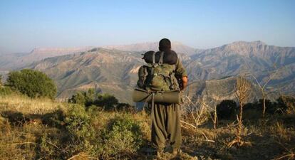 Un guerrillero del PKK, en las monta&ntilde;as turcas camino de la frontera con Irak, este mi&eacute;rcoles.