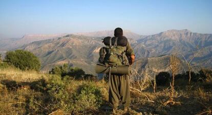 Un guerrillero del PKK, en las montañas turcas camino de la frontera con Irak, este miércoles.