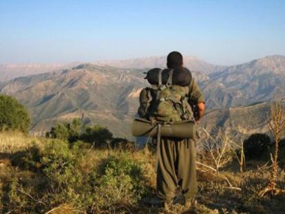 Un guerrillero del PKK, en las monta&ntilde;as turcas camino de la frontera con Irak, este mi&eacute;rcoles.