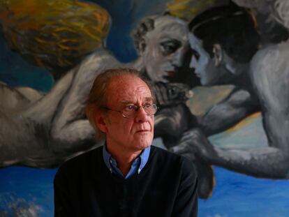 Luis Eduardo Aute, cantante y pintor, posa en su casa de Madrid, en 2016.
