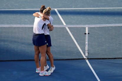 Luisa Stefani, à esquerda, e Laura Pigossi, comemoram a vitória histórica na Olimpíada de Tóquio, que garantiu ao Brasil mais uma medalha.