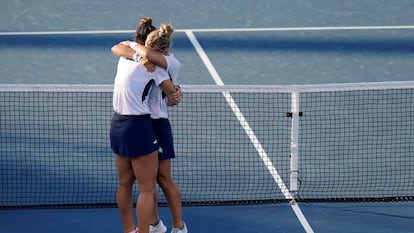 Luisa Stefani, à esquerda, e Laura Pigossi, comemoram a vitória histórica na Olimpíada de Tóquio, que garantiu ao Brasil mais uma medalha.