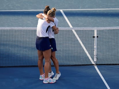 Luisa Stefani, à esquerda, e Laura Pigossi, comemoram a vitória histórica na Olimpíada de Tóquio, que garantiu ao Brasil mais uma medalha.