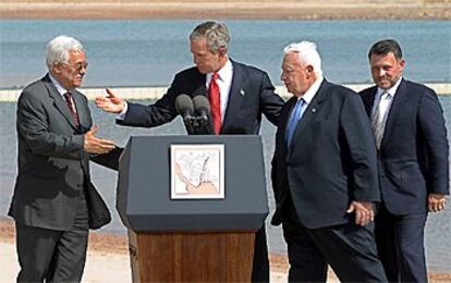 De izquierda a derecha, Abu Mazen, George Bush, Ariel Sharon y el rey Abdalá de Jordania, tras la cumbre mantenida, ayer, en el puerto de Áqaba.