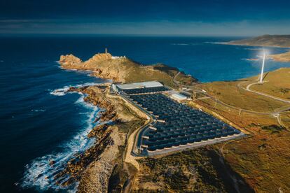 El agua que se utiliza en acuicultura se devuelve en la misma proporción a mares y ríos, y en mejores condiciones porque se depura mediante biofiltros. En la imagen, instalaciones de acuicultura en Galicia. 