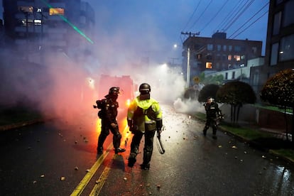 Integrantes del Escuadrón Móvil Antidisturbios (ESMAD) se enfrentan a manifestantes en Bogotá, el 1 de mayo de 2021.