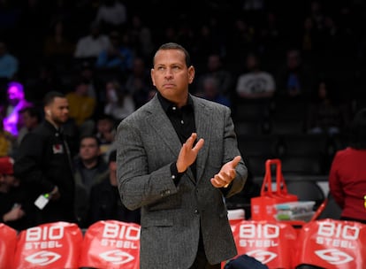 El exjugador de béisbol Alex Rodriguez compró parte de los equipos de baloncesto Minnesota Timberwolves, masculino, y Minnesota Lynx, su homólogo femenino, en 2021. En ese momento, Rodriguez y su socio Marc Lore se pusieron de acuerdo para comprar las acciones del propietario anterior, Glen Taylor, por un total de 1.500 millones de dólares (unos 1.370 millones de euros). El pasado marzo realizaron un segundo pago de unos 290 millones de dólares (265 millones de euros), con el que se convirtieron en accionistas mayoritarios de los equipos, tal y como confirmó la NBA. 