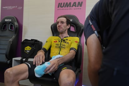Simon Yates, emocionado, espera a ser vestido de rosa.