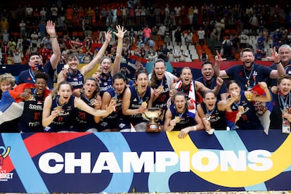 La selección serbia celebra el oro en el Eurobasket