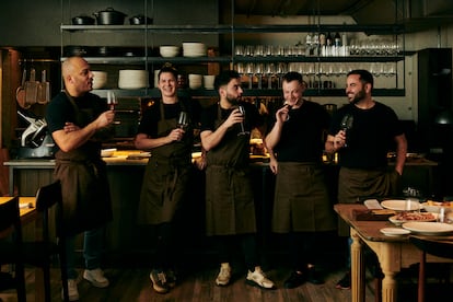 Parte del equipo de Brabo, en Barcelona, una propuesta que combina la experiencia de la alta cocina con la parrilla de toda la vida.