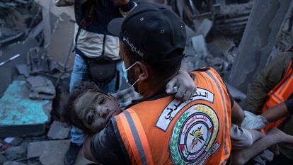 Evacuación de palestinos heridos por un bombardeo israelí en la franja de Gaza el pasado 19 de octubre.