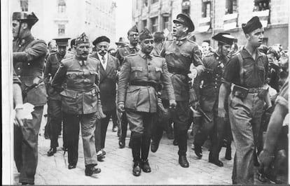 D'esquerra a dreta, els generals Cavalcanti, Francisco Franco i Mola, a Burgos el 1936, durant la Guerra Civil.