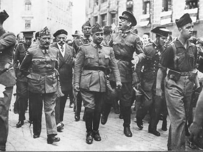 De izquierda a derecha, los generales Cavalcanti, Francisco Franco y Mola, en Burgos en 1936, durante la Guerra Civil.