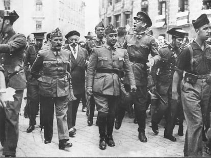 De izquierda a derecha, los generales Cavalcanti, Francisco Franco y Mola, en Burgos en 1936, durante la Guerra Civil.