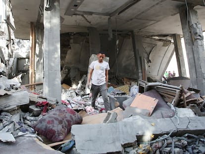 A Palestinian man inspects the site of an Israeli strike on a house, amid the ongoing conflict between Israel and the Palestinian Islamist group Hamas, in Rafah, in the southern Gaza Strip, April 25, 2024. REUTERS/Hatem Khaled