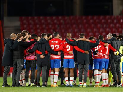 Los jugadores del Granada celebran la histórica clasificación para la fase de eliminatorias.