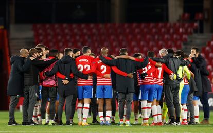 Los jugadores del Granada celebran la histórica clasificación para la fase de eliminatorias.