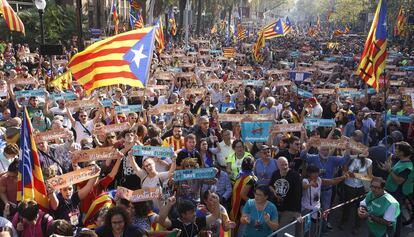 Ambiente independentista na parte externa do Parlament da Catalunha, em Barcelona.