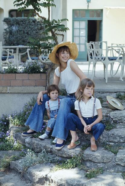 Jane Birkin, despreocupada como buena ‘fille adoptive’, con sus hijos conjuntados en una estampa de lo más estival.