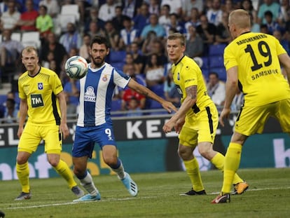 Ferreyra recibe en el área rival rodeado de contrarios.