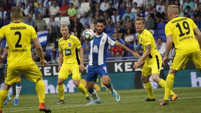 Ferreyra recibe en el área rival rodeado de contrarios.