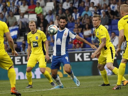 Ferreyra recibe en el área rival rodeado de contrarios.