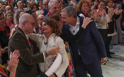 María Jesús Montero y el expresidente del Gobierno José Luis Rodríguez Zapatero saludan respectivamente a Manuel Chaves y Magdalena Álvarez.