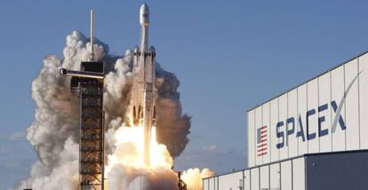 Cohete SpaceX Falcon Heavy despegando de Caño Cañaveral (Florida, EE UU).