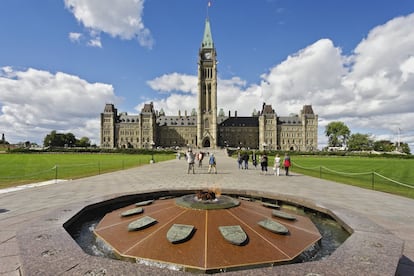 Flama centenària davant del Parlament a Ottawa (Canadà).