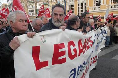 Luis Montes junto a otros manifestantes en defensa de los médicos del Severo Ochoa.