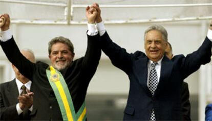 Arropado por medio millón de personas, delegaciones de 118 países, 11 jefes de Estado y Gobierno y el príncipe de Asturias, Lula ha jurado su cargo como presidente de Brasil. En la imagen, levanta su mano junto al mandatario saliente Fernando Henrique Cardoso.