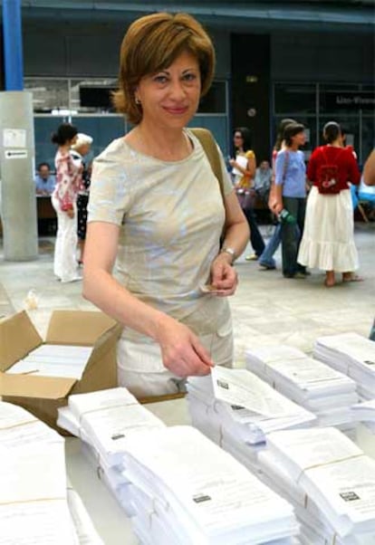 La ministra de Agricultura, Pesca y Alimentación, Elena Espinosa, ha ejercido su derecho al voto en la mesa situada en el Ayuntamiento de Vigo a primeras horas de la mañana. Espinosa ha deseado que esta jornada electoral sea "realmente un día de libertad para todos los gallegos".