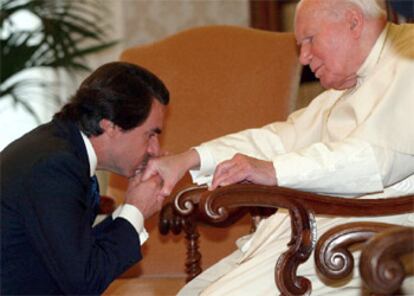 José María Aznar besa la mano de Juan Pablo II durante la audiencia celebrada esta mañana.