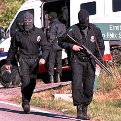 Agentes de la Ertzaintza rastreaban ayer el puerto de Herrera (Álava) en busca del etarra huido.