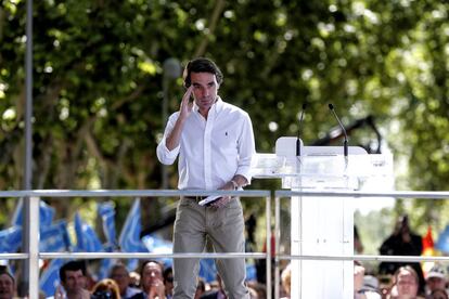 Una camisa blanca 'slim fit' y pantalón de cinco bolsillos beis es un uniforme tan válido para el padre como para el hijo. El problema es que uno de los grandes dilemas que ha provocado la eclosión del ‘fitness’, y la eclosión de las rutinas de gimnasio en general, es que quien antes no era más que el padre del novio de repente se convierte en un potencial novio también, aunque peine canas. Ay. ¡Es que tampoco peina canas!